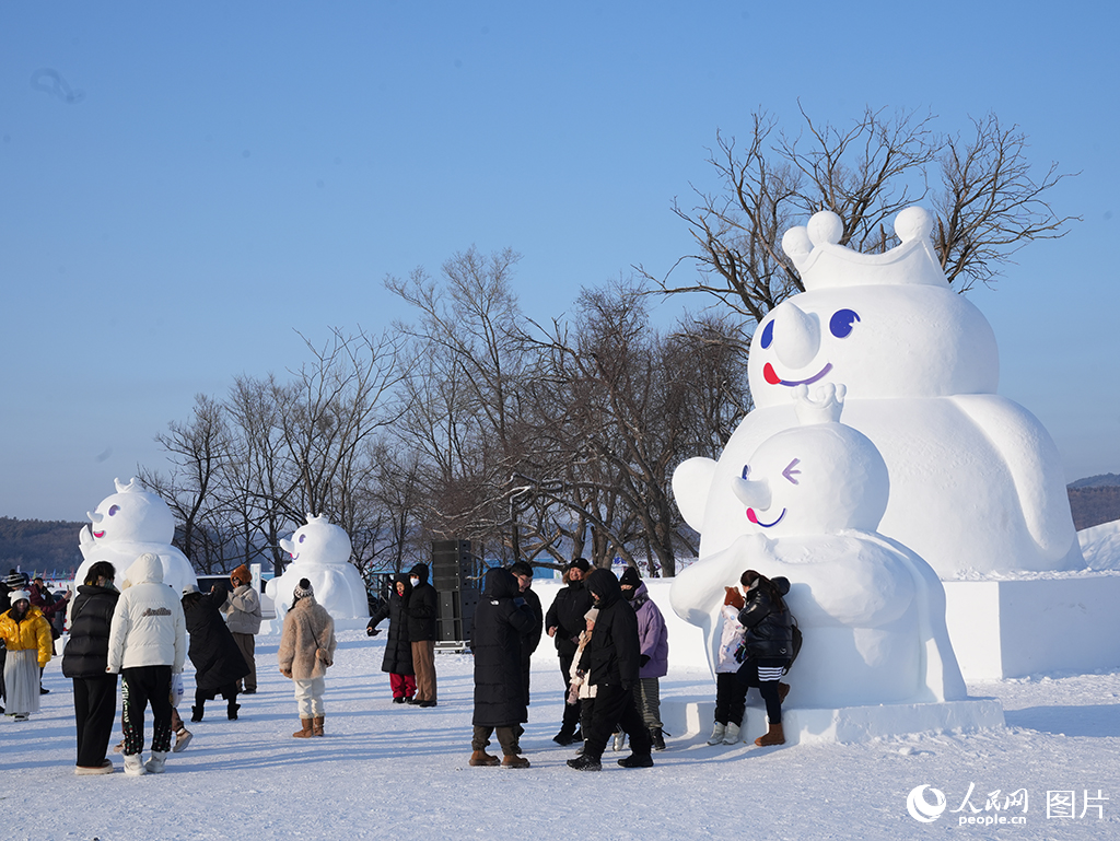 2024年1月1日，長春淨月潭國家森林公園，市民游客在“雪世界”體驗冰雪項目的樂趣。人民網記者 李洋 攝