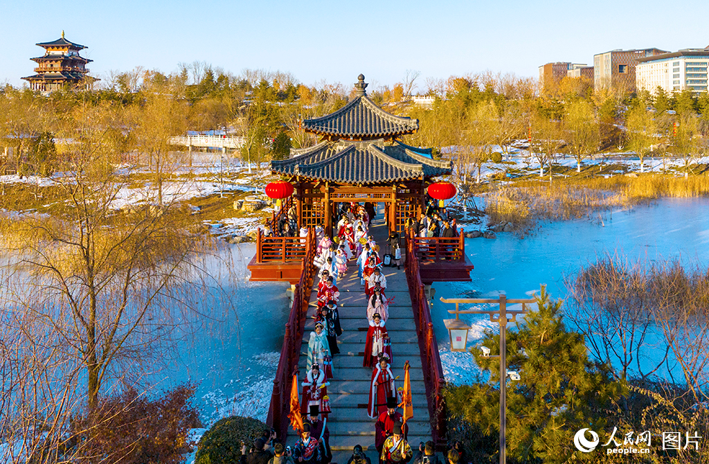 元旦假期，雄安悅容公園內舉行了漢服游園活動慶賀新年。人民網記者 宋燁文攝