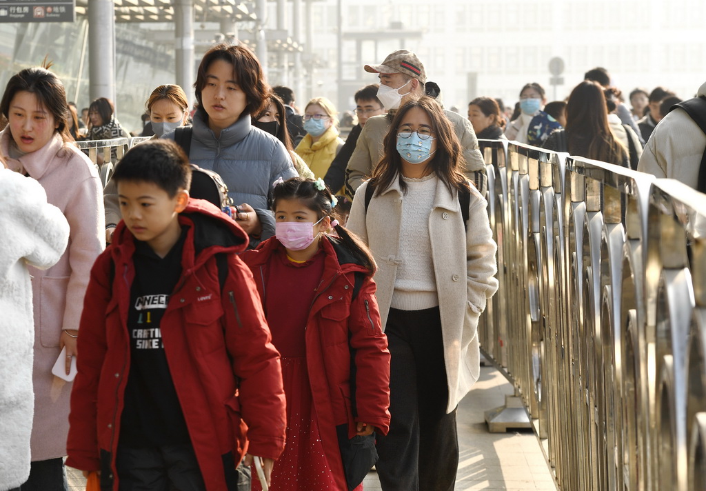 1月1日，旅客從南京火車站出行。新華社發（楊素平 攝）