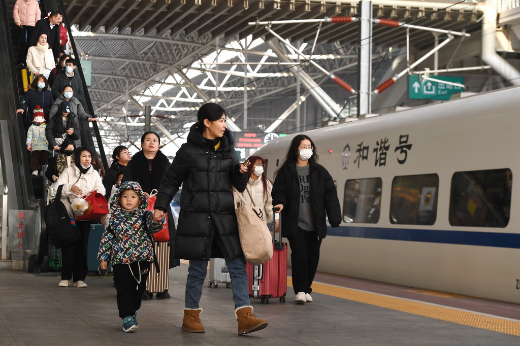  1月1日，旅客從南京火車站出行。新華社發（楊素平 攝）