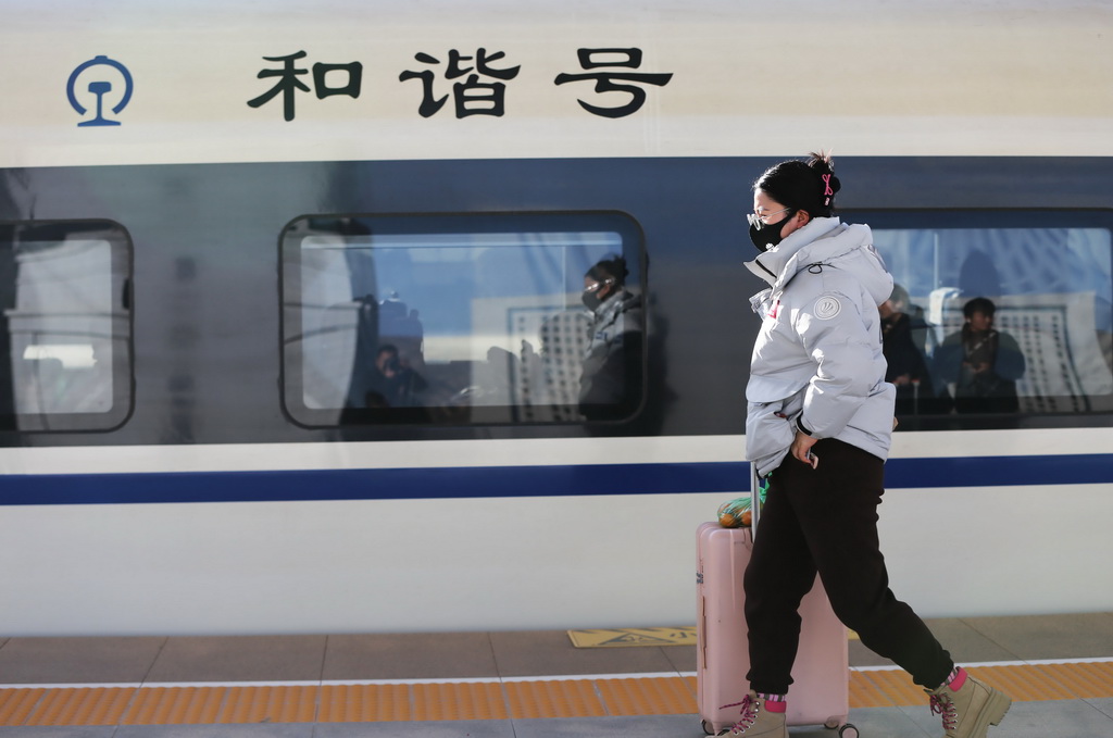 1月1日，旅客在寶蘭高鐵甘肅定西北站站台乘車出行。新華社發（王克賢 攝）