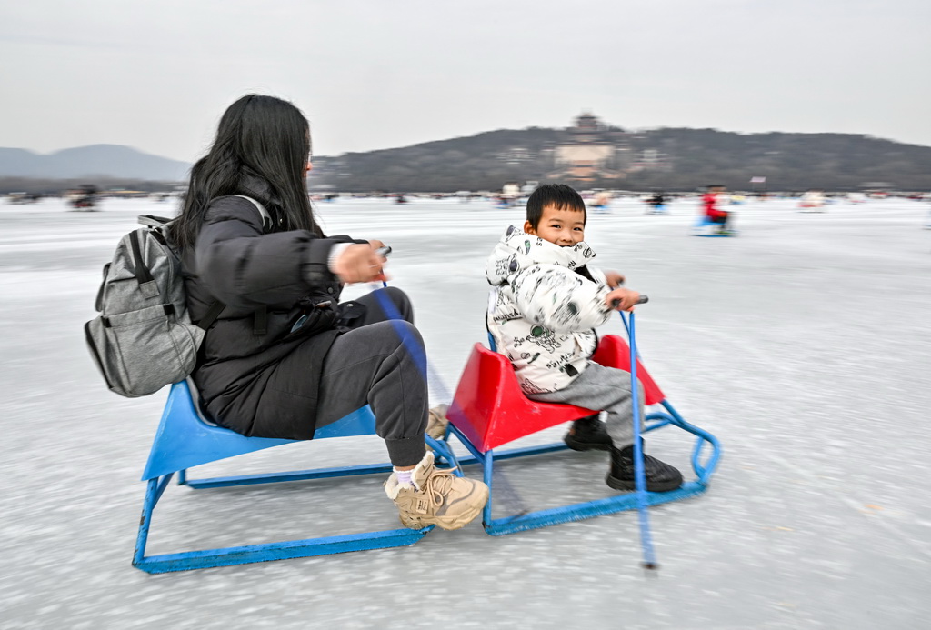 1月1日，游客在頤和園冰場玩冰車。