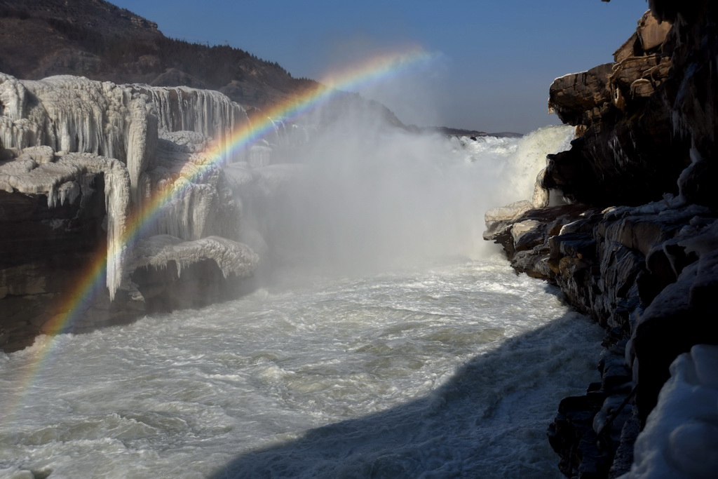 這是1月2日在黃河壺口瀑布景區拍攝的“冰瀑飛虹”。