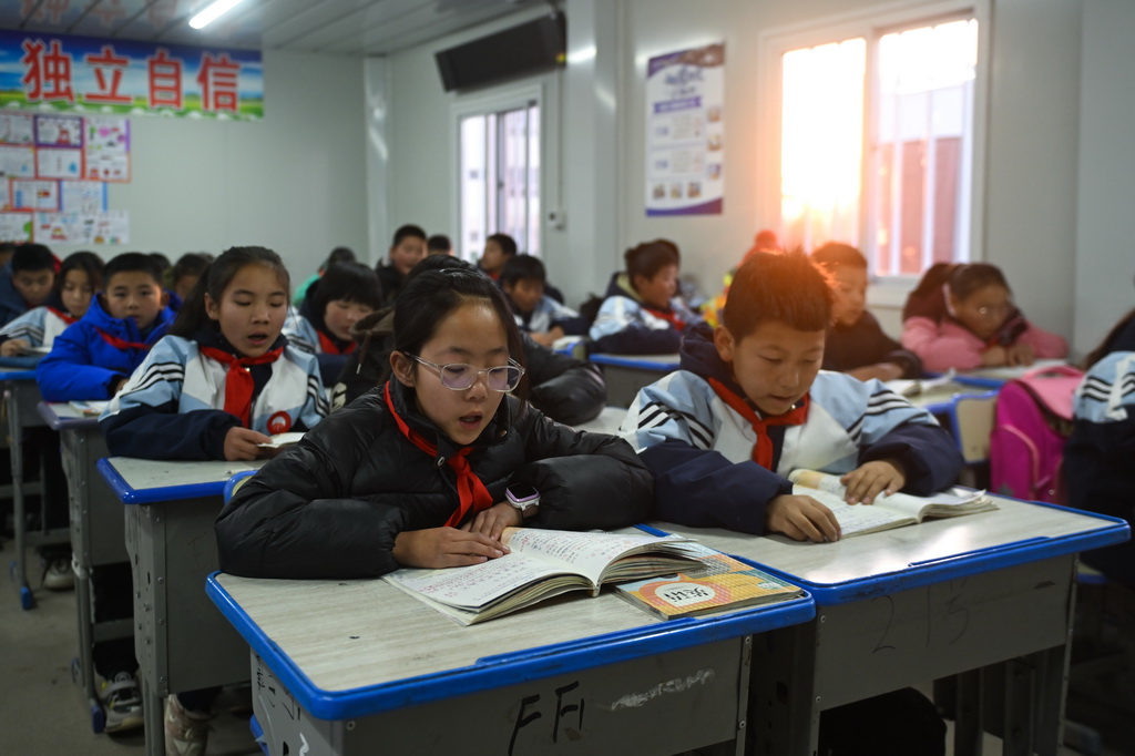 1月2日，青海省海東市民和回族土族自治縣官亭鎮中心學校的學生在上課。新華社記者 張龍 攝