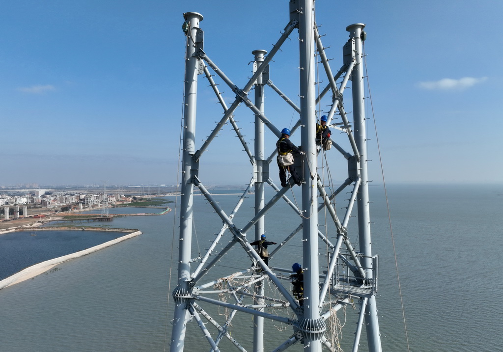 1月2日，電力施工人員在福建福清興化灣海上架空線路工程組塔作業現場施工（無人機照片）。新華社記者 林善傳 攝