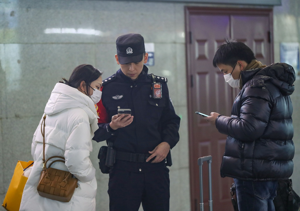 1月2日，沈陽鐵路公安局沈陽公安處乘警支隊民警張洋在沈陽北站協助旅客。新華社記者 龍雷 攝