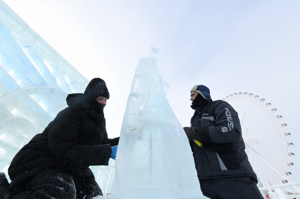 各國冰雕高手展現“冰城”極寒之美