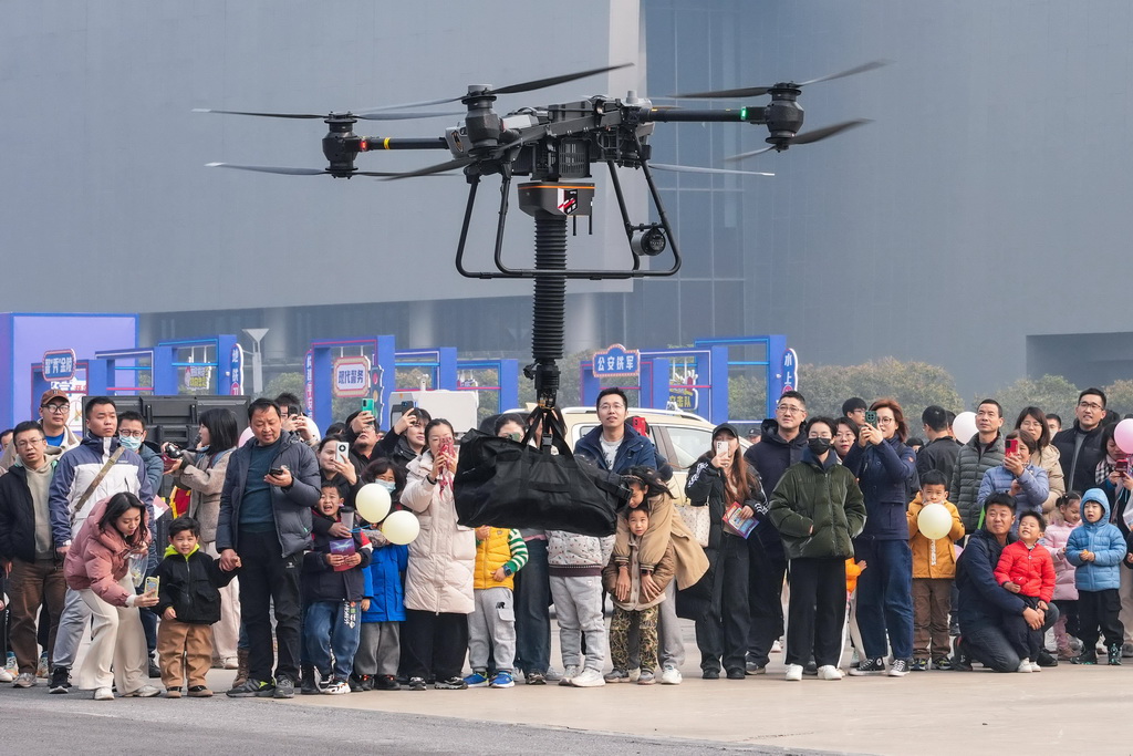 1月6日，觀眾在警營開放周活動現場參觀警用無人機。