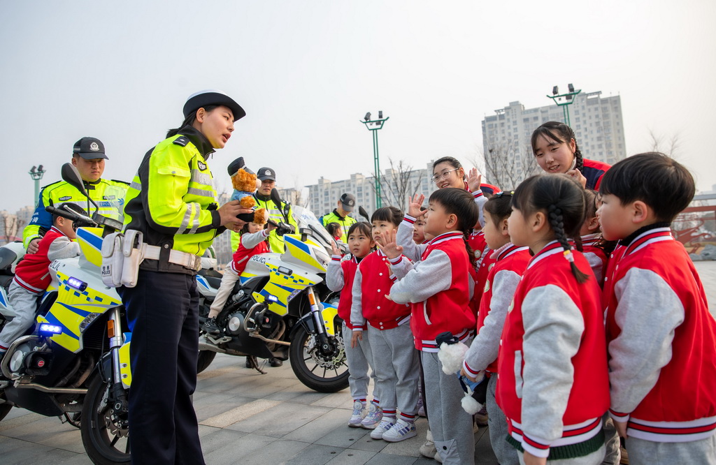 多彩活動迎接中國人民警察節