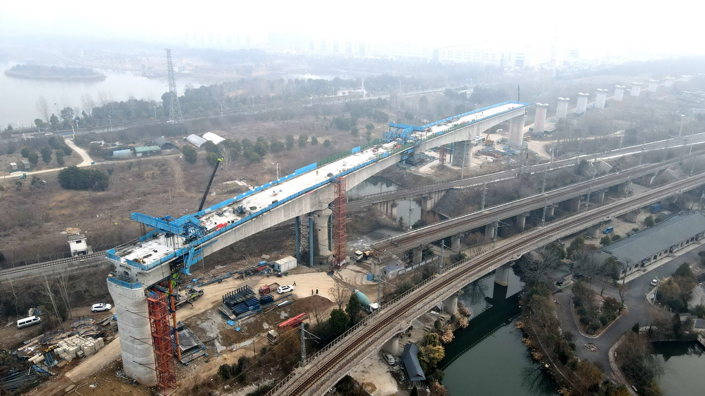 這是合新鐵路跨既有鐵路淮南下行線連續梁合龍施工現場（1月10日，無人機照片）。新華社記者 劉軍喜 攝