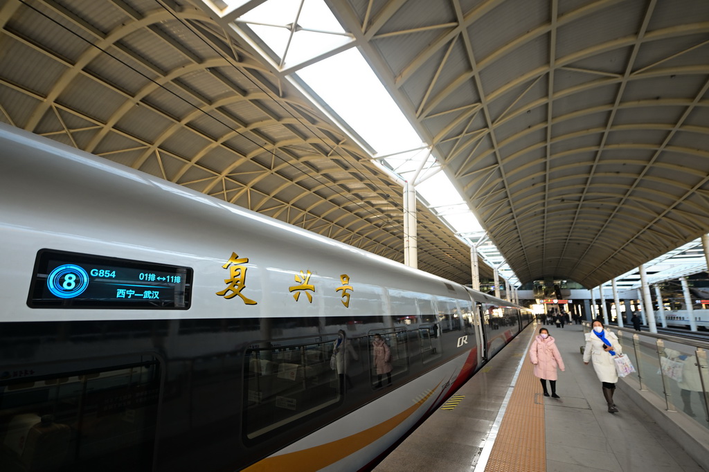 1月11日，乘客在西寧站准備搭乘復興號智能動車組列車。
