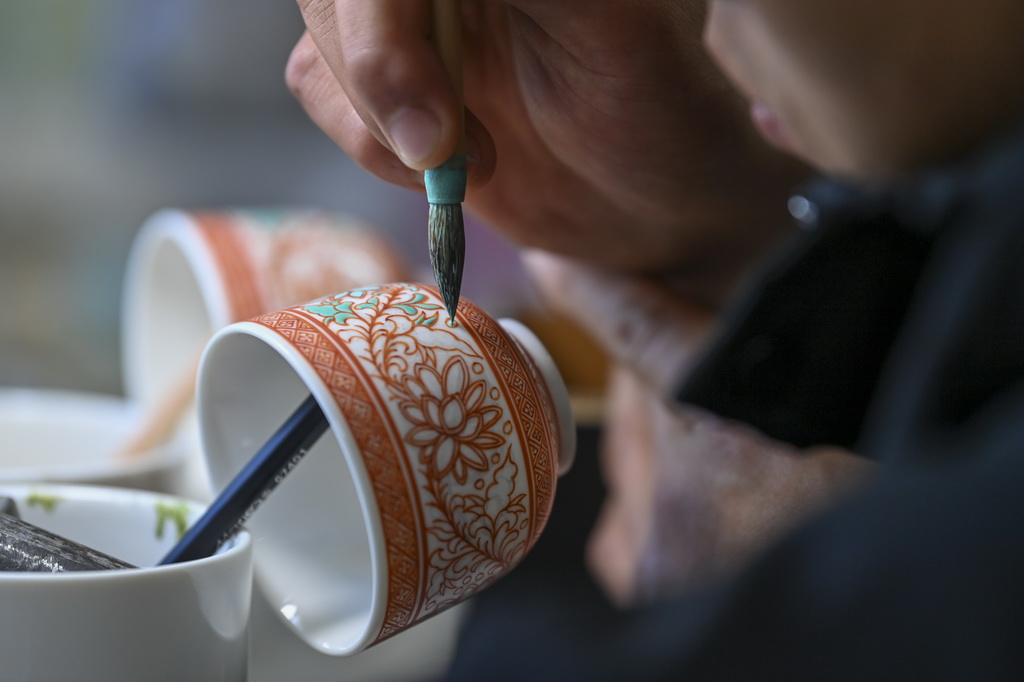  In the production base located in Honglvcai Village, Shangdang District, Changzhi City, Shanxi Province, workers paint on porcelain (photographed on January 4).
