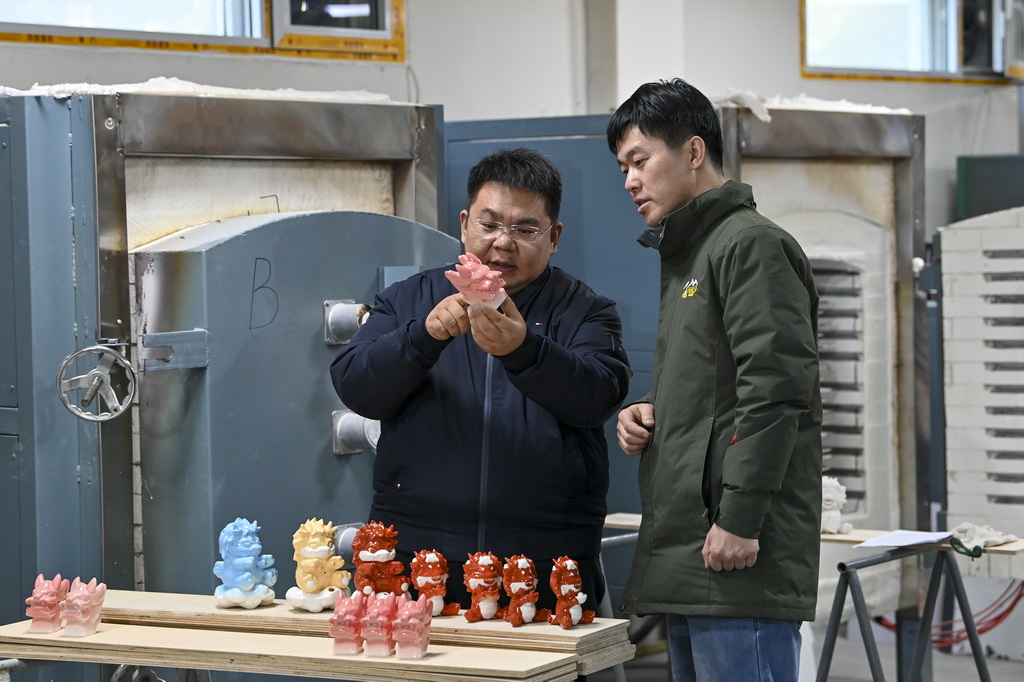  Li Yamin (left) communicates with the staff at the production base in Honglvcai Village, Shangdang District, Changzhi City, Shanxi Province (photo taken on January 4).