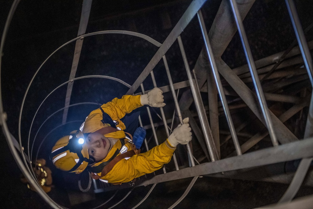 1月12日，母思琪通過上下扶梯登上15號燈橋開展檢修作業。