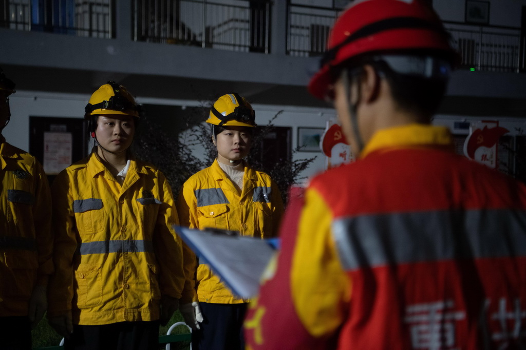 1月12日，在重慶供電段興隆場電力工區，何雪（左一）和母思琪（左二）所在的工區燈橋檢修小組在進行分工點名。