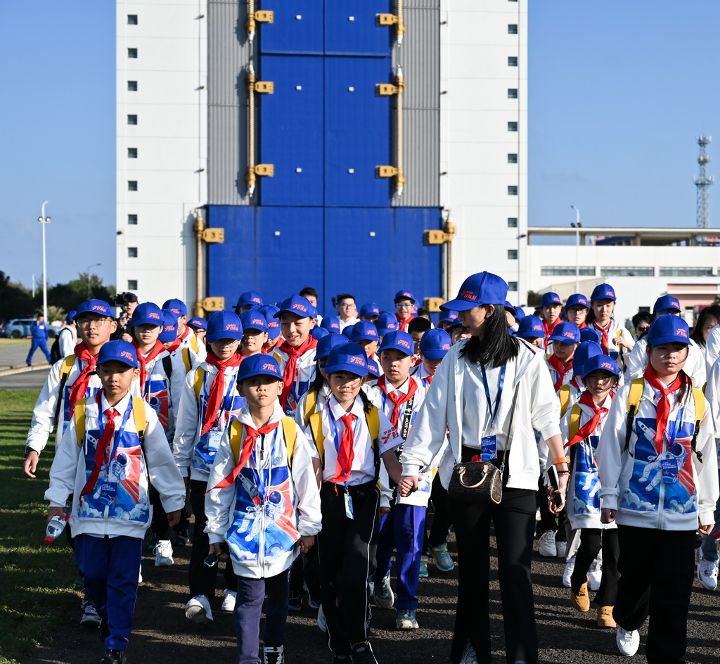 1月15日，老師帶領少先隊員們走進文昌航天發射場參觀。