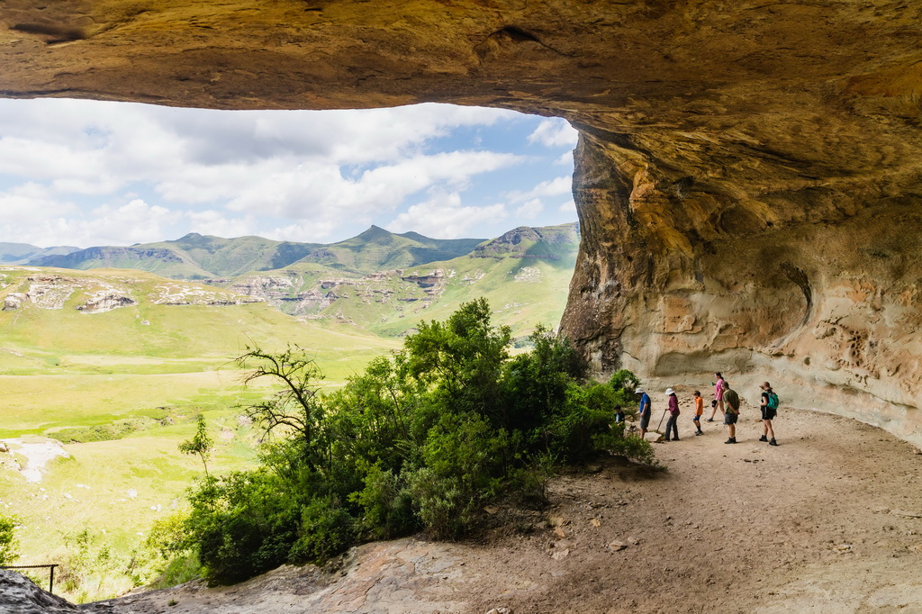 1月14日，游客在南非金門高地國家公園一處岩洞內游覽。