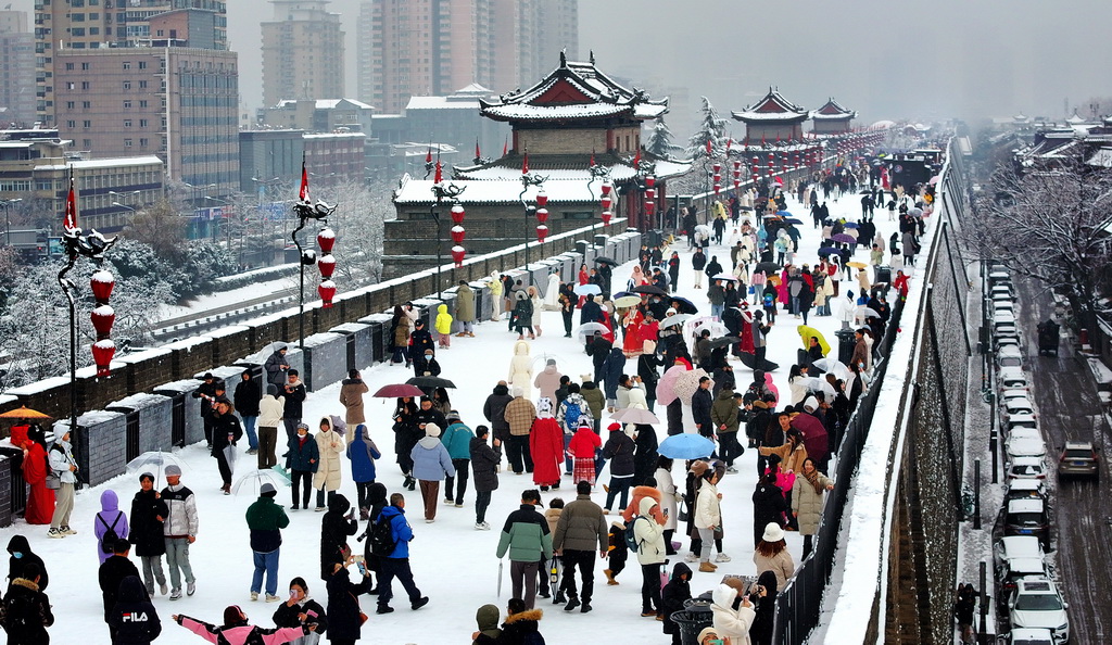 1月16日，游客在西安城牆觀景賞雪（無人機照片）。新華社記者 劉瀟 攝