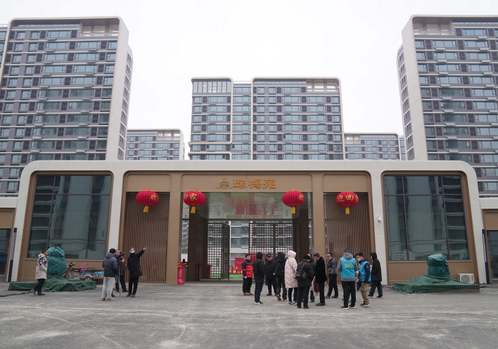 1月16日，在石家庄高新技術產業開發區集中安置區，領到房門鑰匙的市民准備進入小區驗房。
