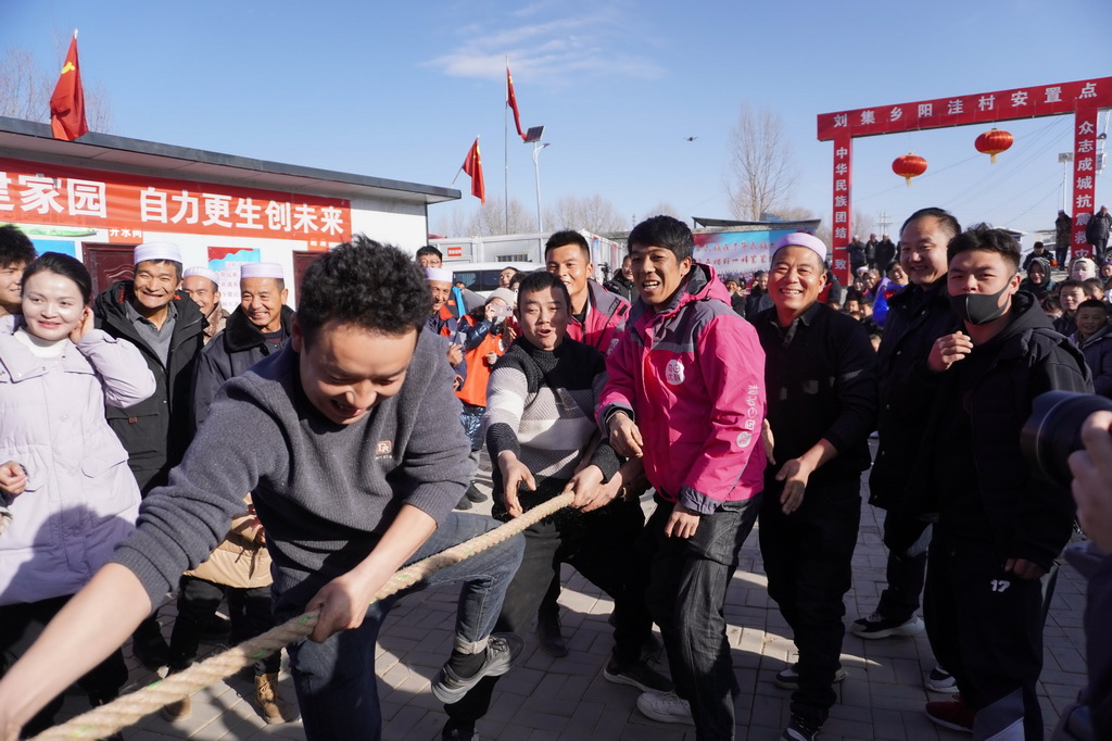 1月16日，在甘肅省臨夏州積石山縣劉集鄉陽窪村安置點，群眾在趣味運動會上進行拔河比賽。