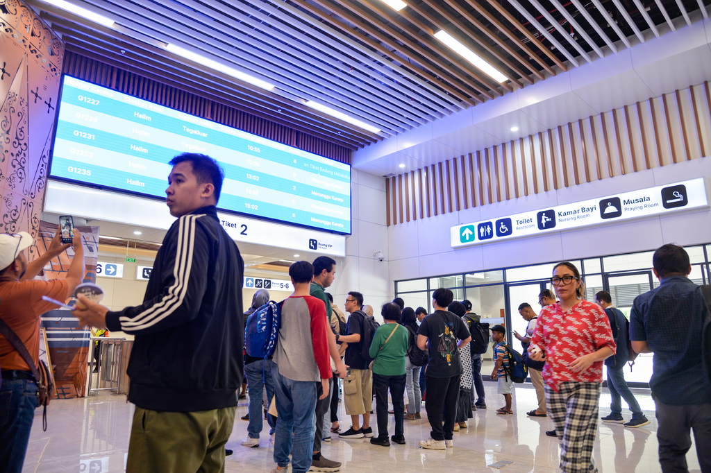 1月17日，在印度尼西亞雅加達哈利姆站，乘客在候車大廳等候。