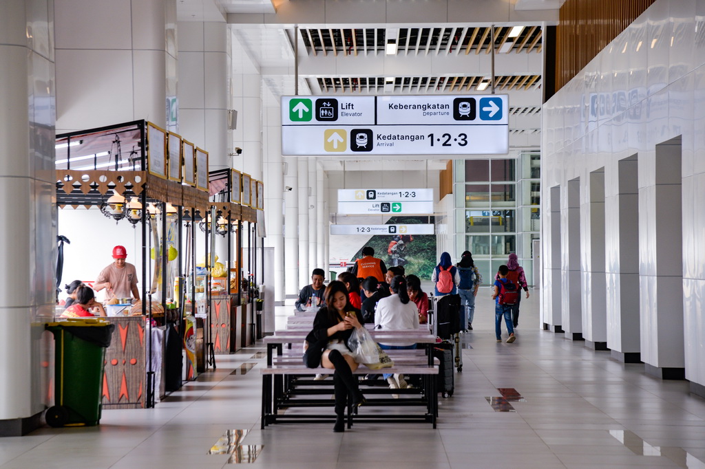 1月17日，在印度尼西亞雅加達哈利姆站，乘客在候車大廳外用餐、候車。
