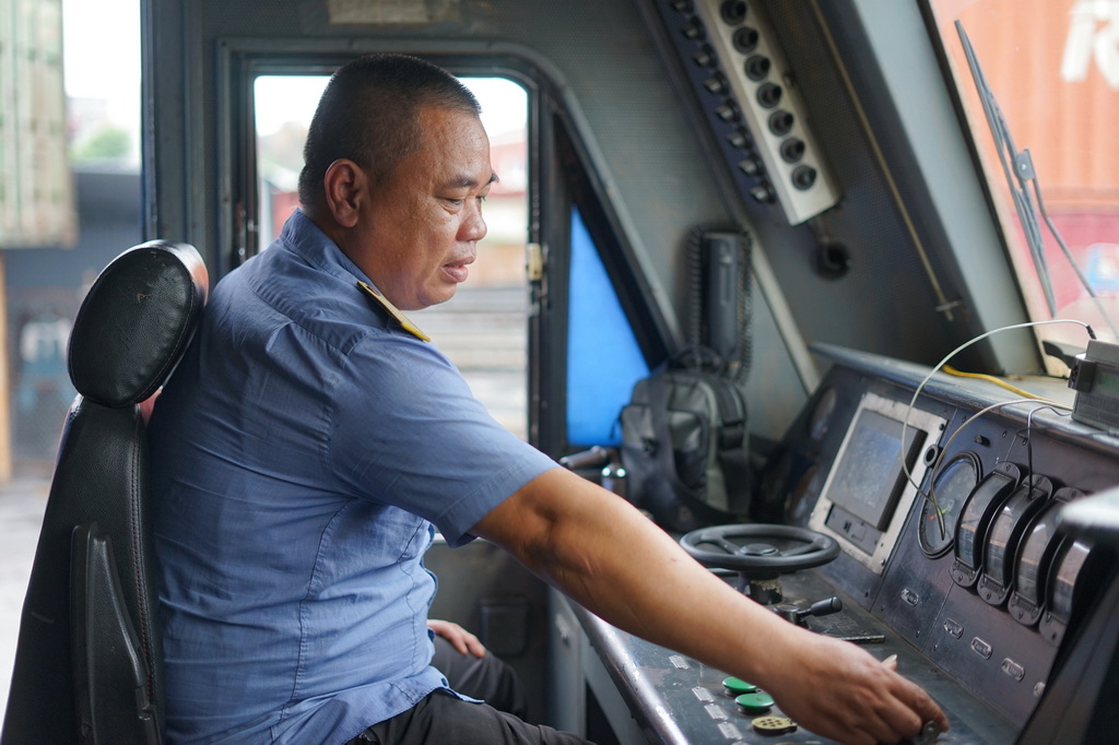 1月15日，在越南河內東英車站，中越班列司機在駕駛室內等候發車。