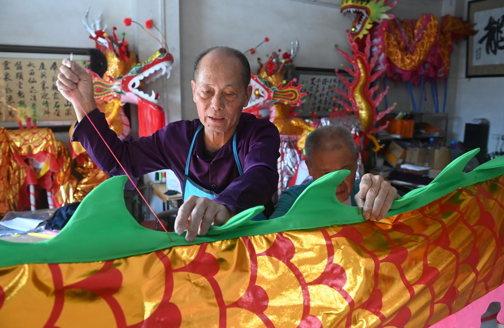 1月16日，在廣西賓陽縣賓州鎮三聯街，鄒玉特在縫龍布。