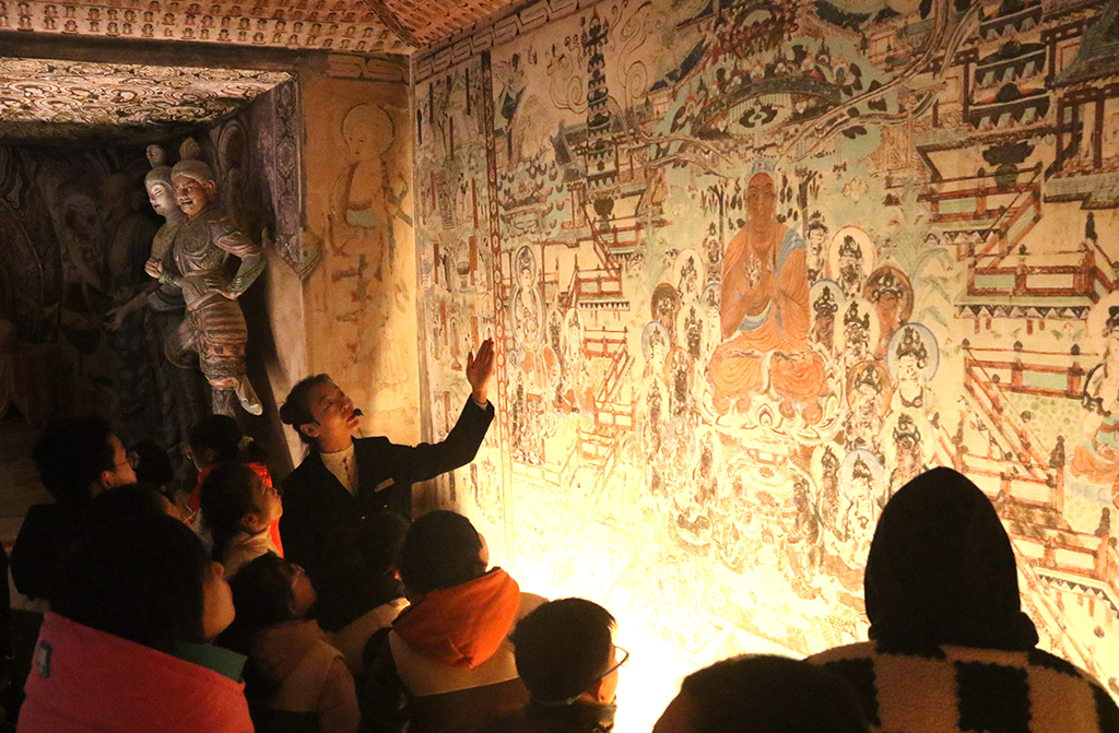 1月18日，研學團隊學員在甘肅省敦煌市博物館參觀文物展。