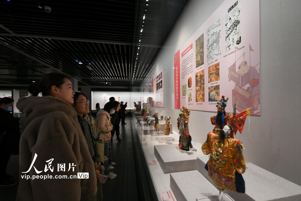 2024年1月18日，观众正在常州博物馆参观“指掌春秋——闽台木偶艺术展”。