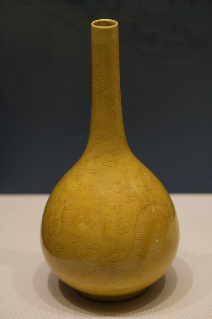 1月19日拍攝的沈陽故宮博物院藏康熙款黃釉錐把瓶。新華社記者 李鋼 攝
