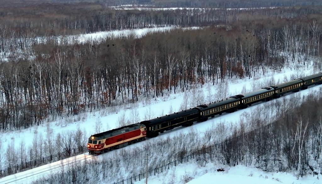 1月23日，在撫遠站附近，由撫遠開至哈爾濱的K7066次列車行駛在林海雪原中（無人機視頻截圖）。新華社記者 才揚 攝