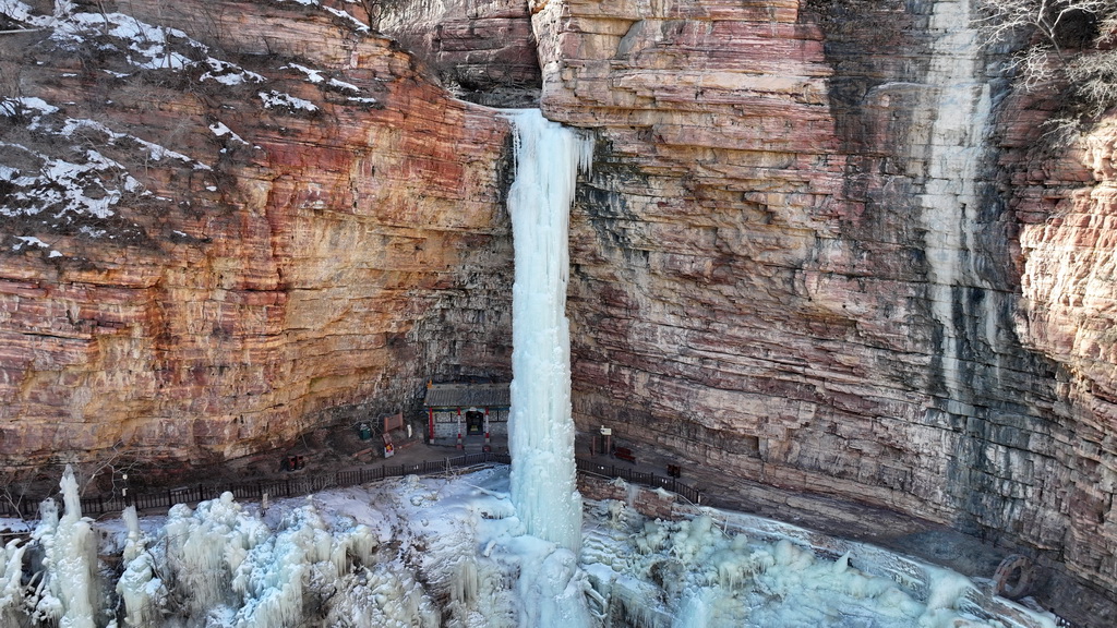 這是贊皇縣嶂石岩景區內的冰瀑（1月25日攝，無人機照片）。