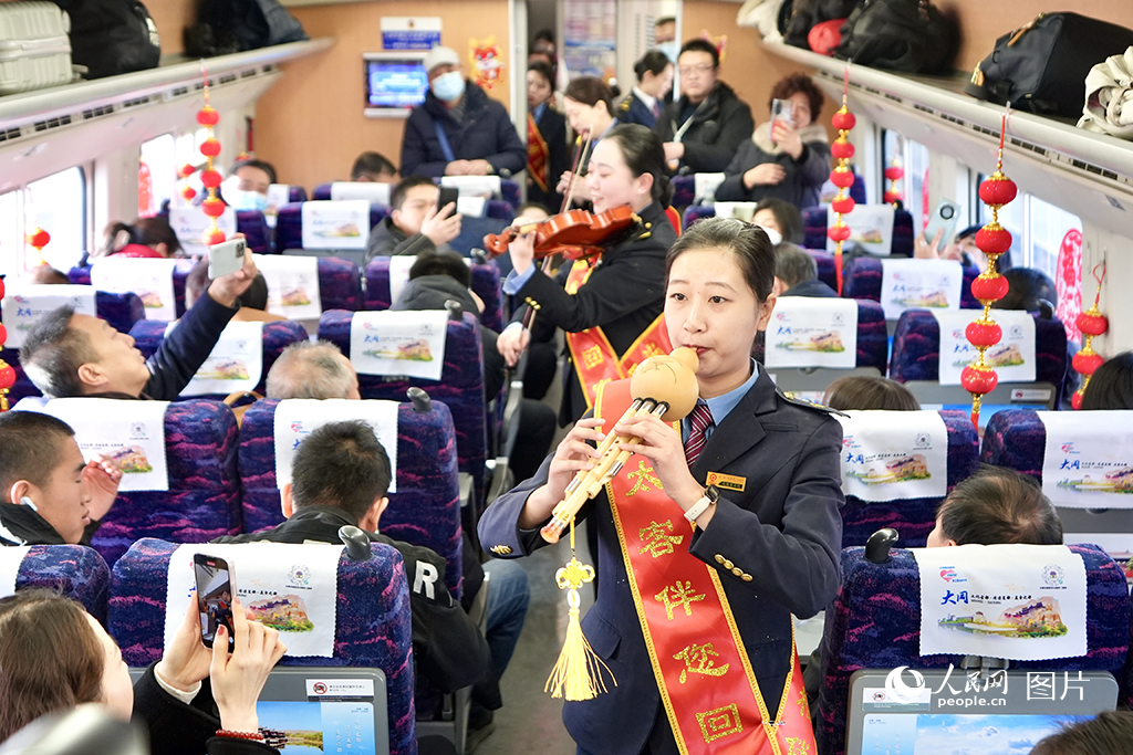 1月26日，春運首日，太原鐵路局在D2513次列車上舉行“快閃”活動5。人民網 盧鵬宇攝