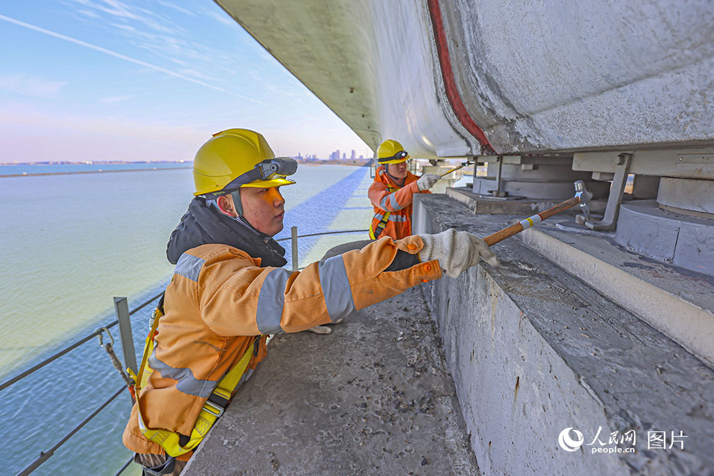 2024年1月24日，江蘇蘇州，高鐵綜合維修工正在對丹昆特大橋進行檢修維護。 人民網記者 王初攝