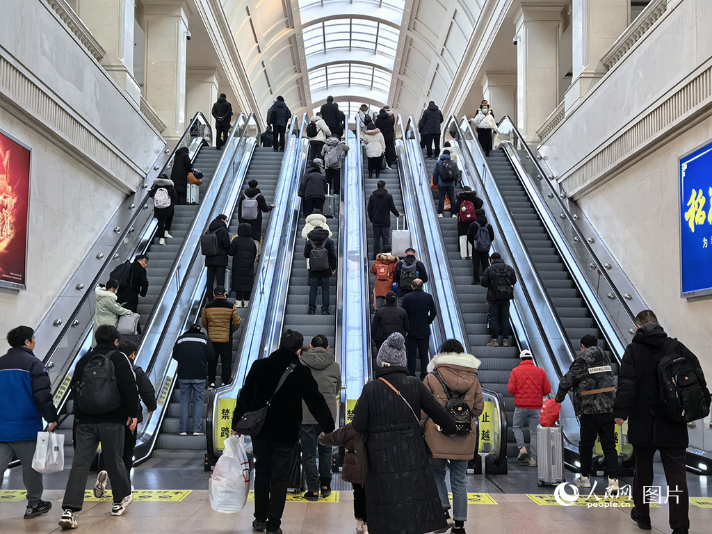 1月23日，在湖北省武漢市漢口站，旅客有序進站。人民網記者 周雯攝