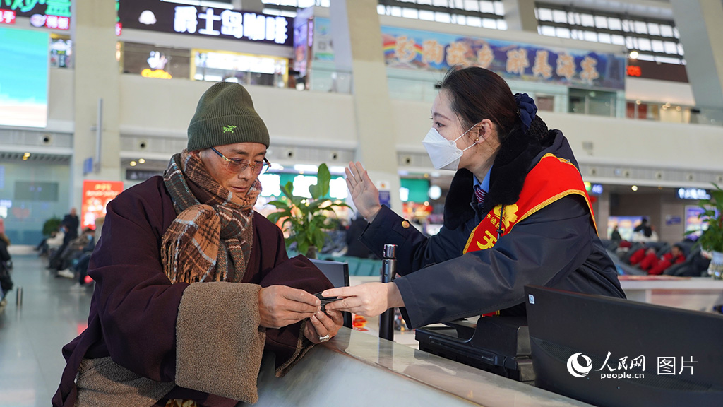 春運首日，中國鐵路青藏集團公司西寧站內，工作人員解答旅客問題。人民網記者 楊啟紅攝
