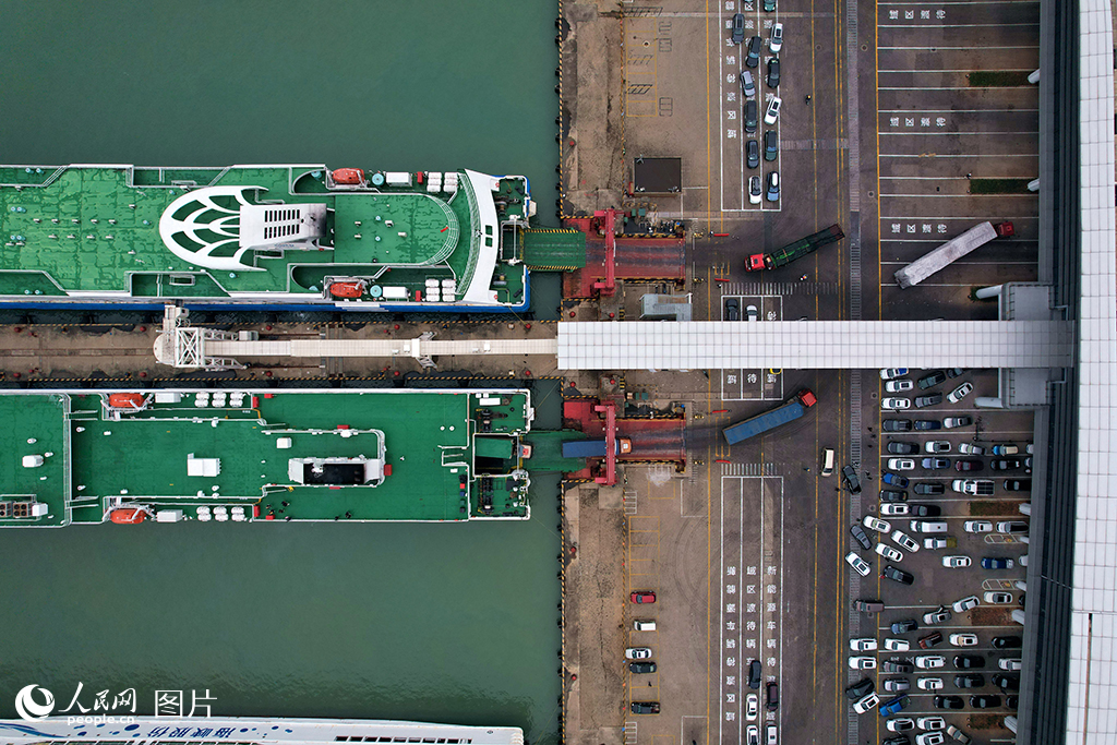 1月26日，海口新海港，船舶停靠在港口，等待車輛上下船。 人民網記者 孟凡盛攝