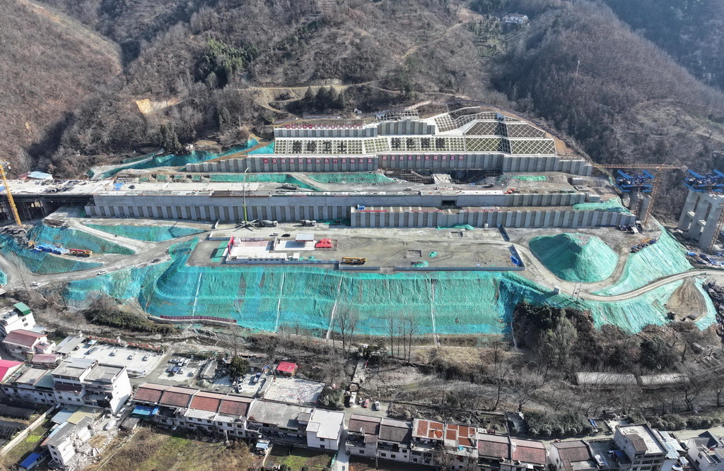 1月26日拍攝的建設中的西康高鐵鎮安西站（無人機照片）。