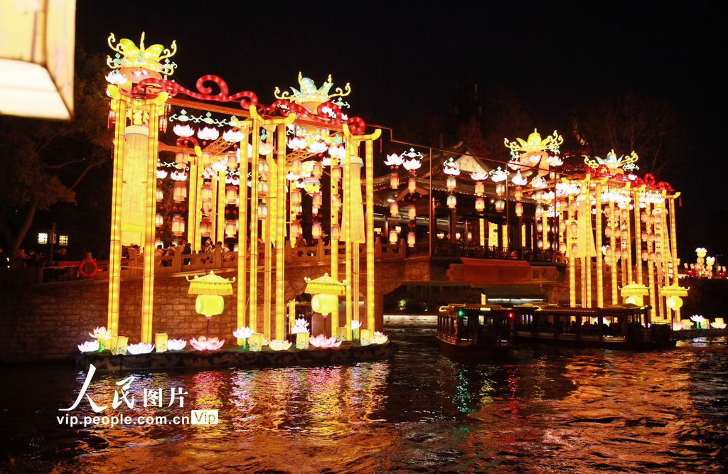 2024年1月27日，江蘇省南京市，夜幕降臨，白鷺洲公園燈火璀璨。