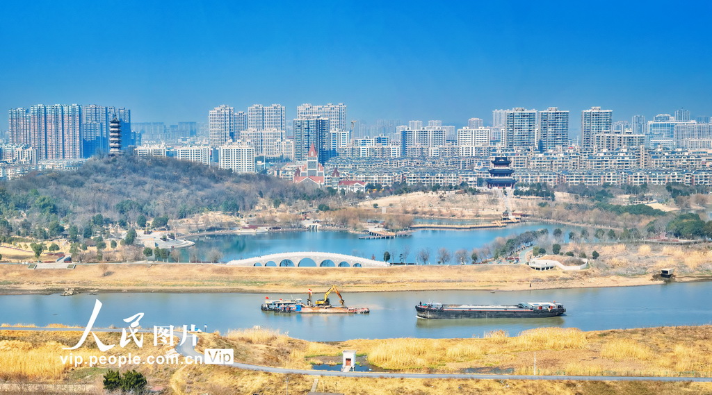 2024年1月27日，安徽省當涂縣姑溪河上，清淤船正在清理河道。