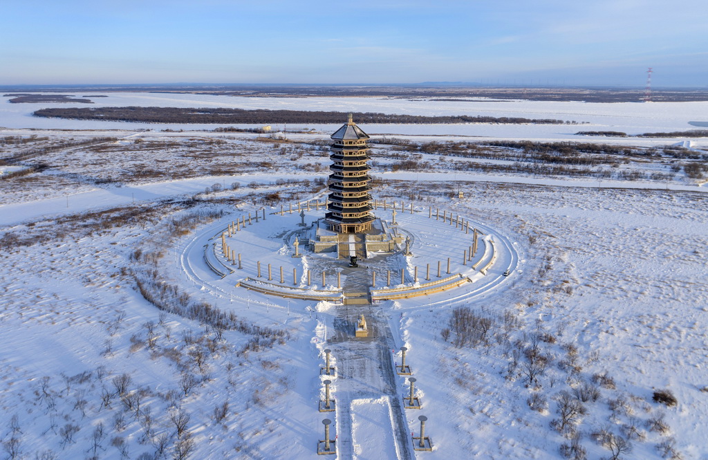 1月25日在“中國東極”黑龍江省撫遠市拍攝的黑瞎子島旅游區內的東極寶塔（無人機照片）。新華社記者 才揚 攝