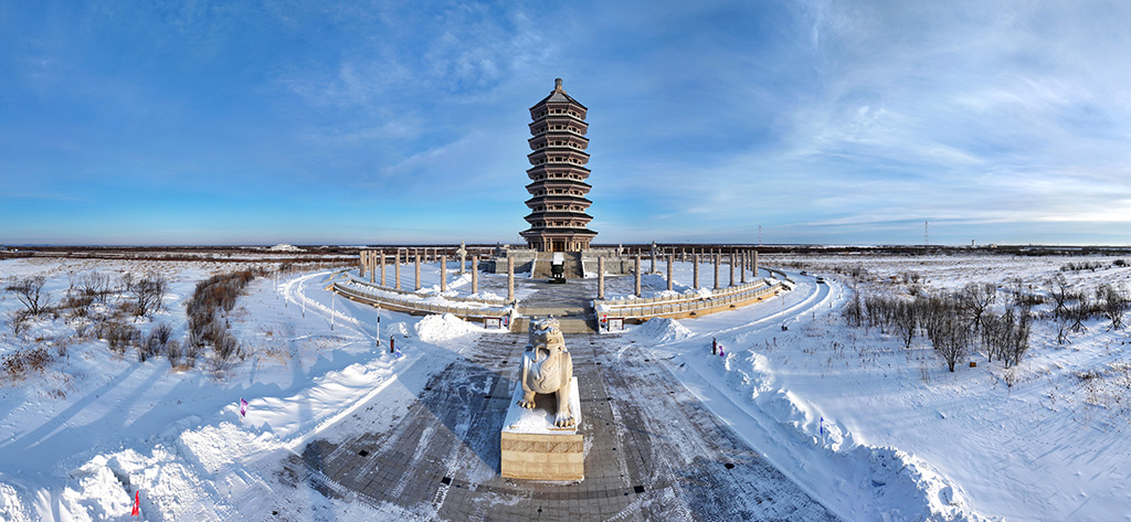 1月25日在“中國東極”黑龍江省撫遠市拍攝的黑瞎子島旅游區內的東極寶塔（無人機全景照片）。新華社記者 才揚 攝