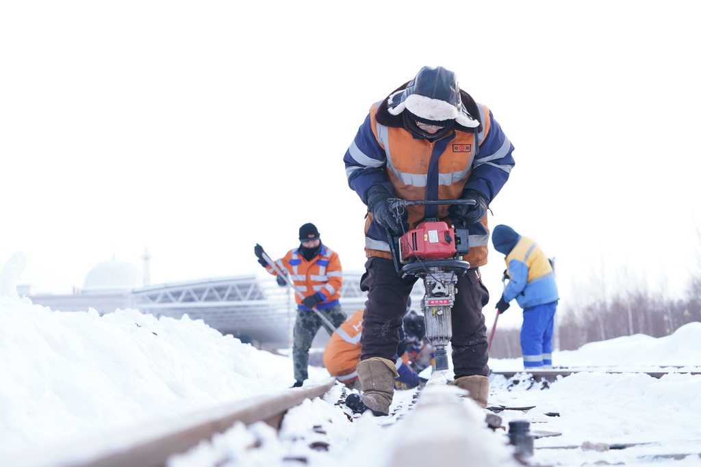1月23日，在撫遠站附近，中國鐵路哈爾濱局集團有限公司佳木斯工務段前進鎮線路車間撫遠工區班組成員進行冬季線路凍害檢修作業。新華社記者 王鬆 攝