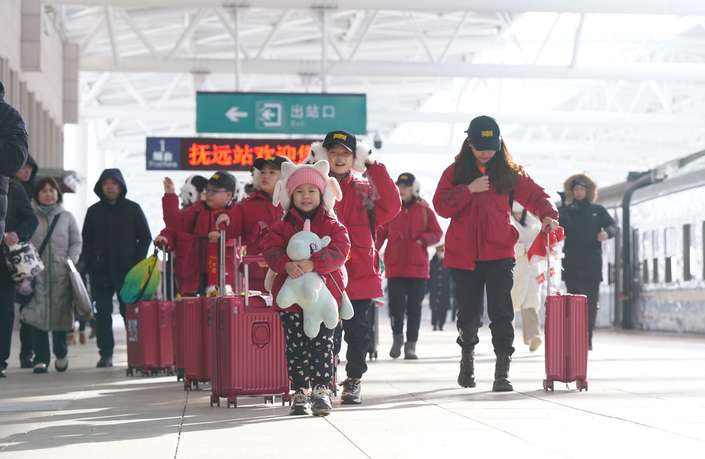 1月23日，K7065次列車的部分乘客們抵達撫遠站。新華社記者 王鬆 攝