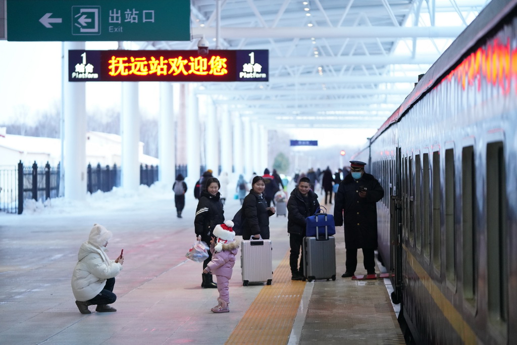 1月23日，在撫遠站，乘客在登上K7066次列車前拍照留念。新華社記者 王鬆 攝