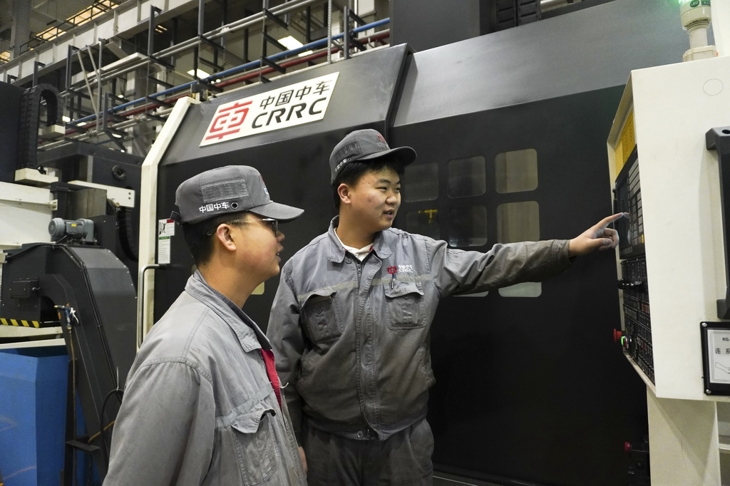 1月29日，中車蘭州機車有限公司工人在數據機床前探討加工尺寸。