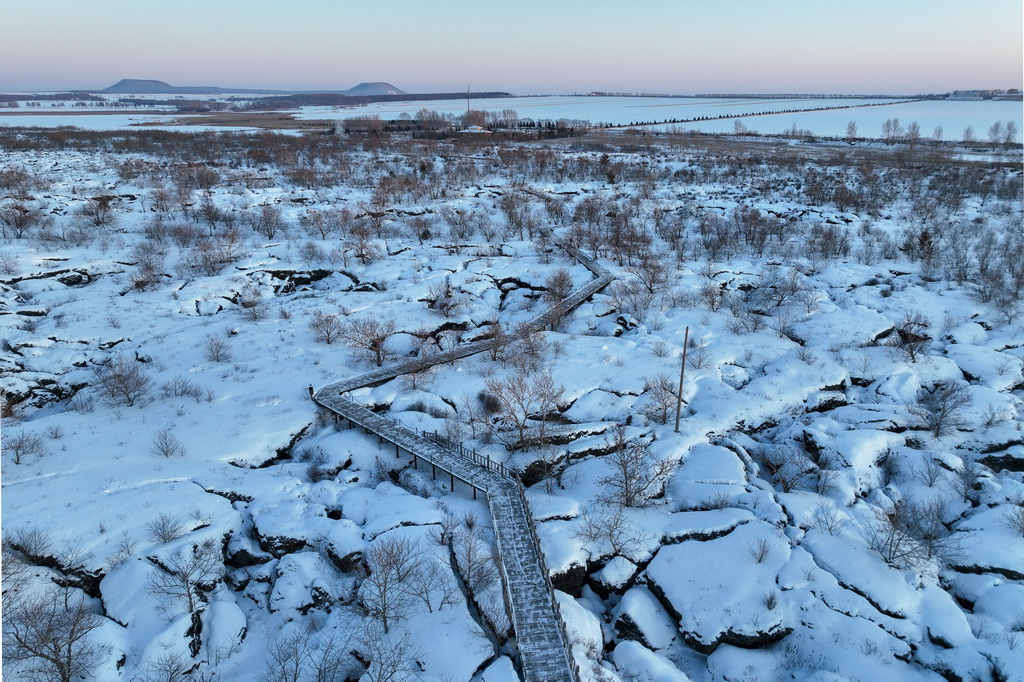 這是1月29日拍攝的五大連池世界地質公園冬日雪景（無人機照片）。