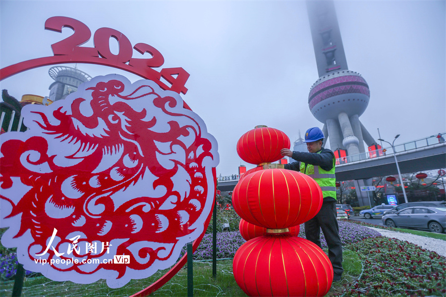 2024年1月31日，上海浦东新区，工作人员对陆家嘴环岛的新春主题灯组进行最后调整。