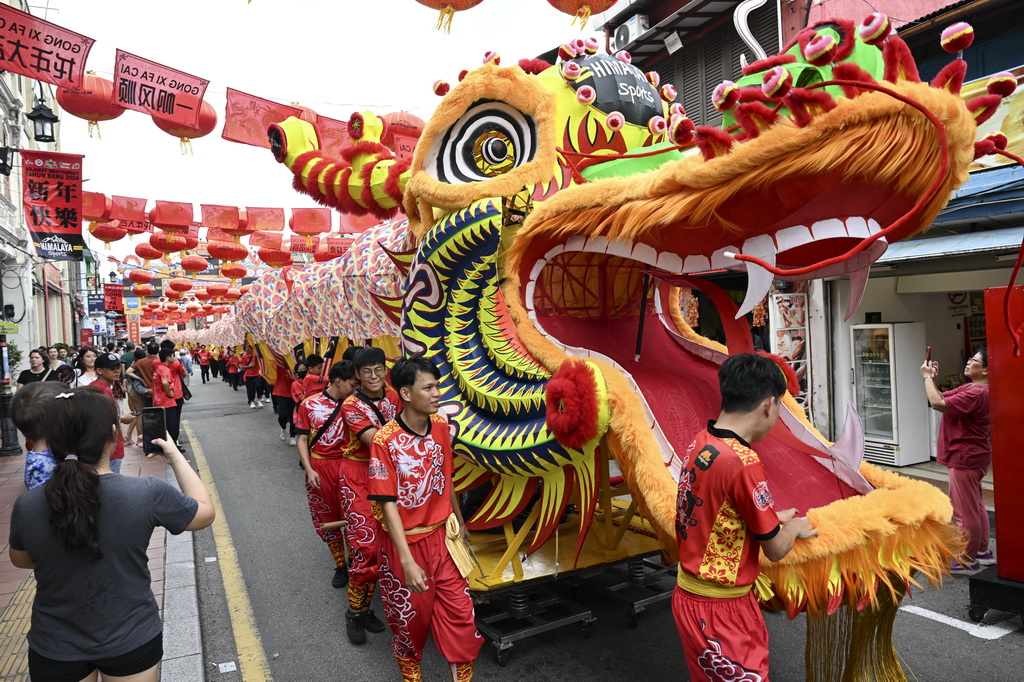 2月1日，由馬來西亞和中國的100多名青少年組成的舞龍隊在馬來西亞馬六甲市雞場街上共舞一條近200米的“長龍”。這是中馬青少年共舞長龍現場。新華社記者 程一恆 攝